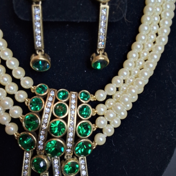 Heidi Daus An Affair To Remember Elegant Pearl and Green Gem Necklace Set - Picture 9 of 13
